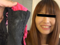素人娘のオマ○コに今まさに密着している汚パンティー