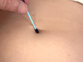 性的な目で見て○める女の子のおへその穴