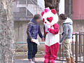 街のゆるいマスコットはお股もユルいのか徹底調査！