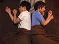1日だけ添い寝することを許された親友。