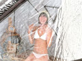 移動式サウナにデカチン男＆ウブな娘が2人っきり！？