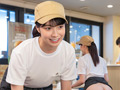 接客中は何をされても常に笑顔のカフェ店員に密着