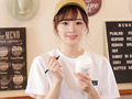 接客中は何をされても常に笑顔のカフェ店員に密着 のの