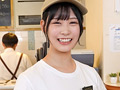 接客中は何をされても常に笑顔のカフェ店員に密着ひまり