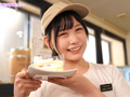 接客中は何をされても常に笑顔のカフェ店員に密着ひまり