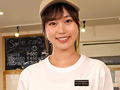 接客中は何をされても常に笑顔のカフェ店員に密着みなみ
