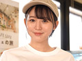 接客中は何をされても常に笑顔のカフェ店員に密着 ゆら
