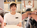 接客中は何をされても常に笑顔のカフェ店員に密着