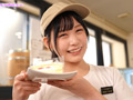 接客中は何をされても常に笑顔のカフェ店員に密着