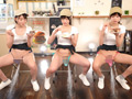 接客中は何をされても常に笑顔のカフェ店員に密着