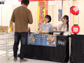 潮吹きながらホットドッグ売って！客前でイキ我慢対決