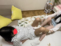 美女姉妹の姉が妹に電気アンマ＆くすぐりの刑！