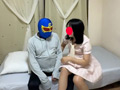 SMバーによく出没するS痴女カワウソさんの電気アンマ サンプル画像1