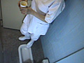 給食センターで働くおばちゃんの尿検査用採取○撮6