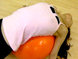 バランスボールで 胸チラ○撮