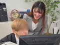 会社の女上司に童貞と偽りフェラチオを頼んだら‥ サンプル画像3