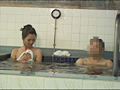 熟女と風呂に入っていて勃起したチ○ポを見られたら…