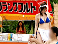 プールサイドでお客さんにバレない様にいじられまくり