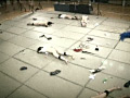 逃げ惑う男と死に物狂いで男を○すオンナ20人
