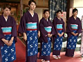 新人仲居さんが着物をめくって下半身丸出しダッシュ