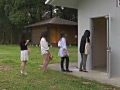 我慢できずお漏らししてしまうお姉さん