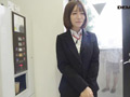社内で業務中の女子社員に突撃・野球拳！編成部澤村香