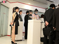 後ろ側がすっパダカの、半裸スーツで会社見学ツアー