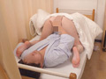 看護師にシーツの中の密着ねっとり奥突きピストン