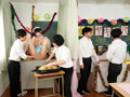 女教師を襲う盛りの男子校生たちマワされ 夏目響
