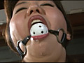 柱にくくられ責められるマゾ女