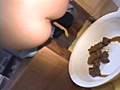 素人美少女限定 排尿、排便飲みます！食べます！8