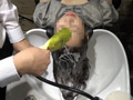 茶髪ロング人妻 髪フェチ美容師と閉店後のシャンプー