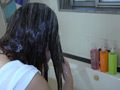 茶髪ラウンジ嬢 サロンケア後の艶々ヘアでシャンプー