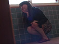 トイレに間に合わず途中で悶絶失態おもらし○撮