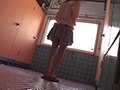 トイレに間に合わず途中で悶絶失態おもらし○撮