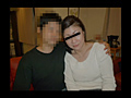 堅物の妻に内緒で○わせて複数の男の勃起したモノを