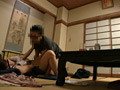 堅物な家内を騙して 自宅にて妻を○わせて友人に…