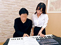 美人先生のおっぱいが当たってしまう音楽教室 逢見リカ