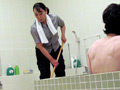掃除婦のおばさんにチ○ポ出してヌキ依頼