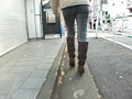 ブーツで歩く女2