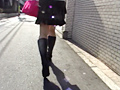 ブーツで歩く女