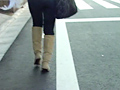 ブーツで歩く女