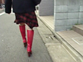 ブーツで歩く女