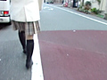 ブーツで歩く女
