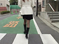 ブーツで歩く女