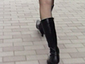 ブーツで歩く女
