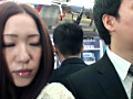 敏感すぎる人妻は痴○で泡吹き失禁、潮吹きまくり失神