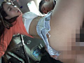 満員車内で人妻のスカートがめくれ上がりパンツ丸出し！