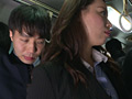 満員バスに乗り合わせた先輩OLと下半身が密着