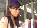 本屋で男子学生にエロ本見せつけたイケない人妻。